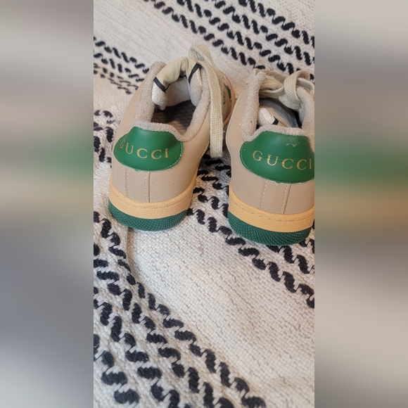 COPY - Beautiful pre-owned Gucci in good condition. Missing a GG stone on one f… - Picture 3 of 13